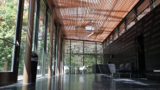 Ruth Lilly Visitors Pavilion, 2010, designed by Marlon Blackwell Architect. Indianapolis Museum of Art © Marlon Blackwell Architect. Courtesy of the Indianapolis Museum of Art.