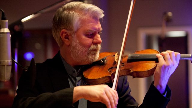 Davis Brooks wows audience with violin and electronics