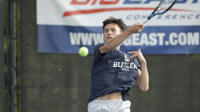 Men’s tennis splits matches in road trip to Tennessee