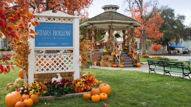 Fall welcomes viewers to Stars Hollow