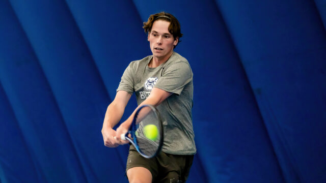 Men’s tennis splits in weekend play